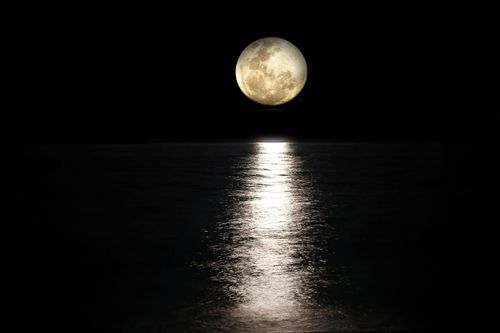 Pleine Lune avec reflet sur l'eau de la mer